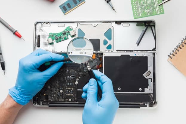 Técnico realizando diagnóstico presencial em um notebook
